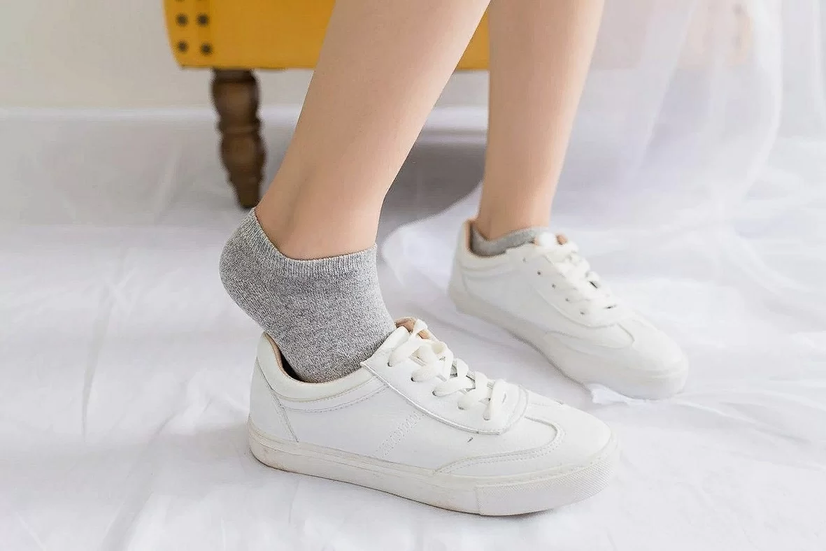 Короткие носки очень эффектно смотрятся с кроссовками и другой спортивной обувью