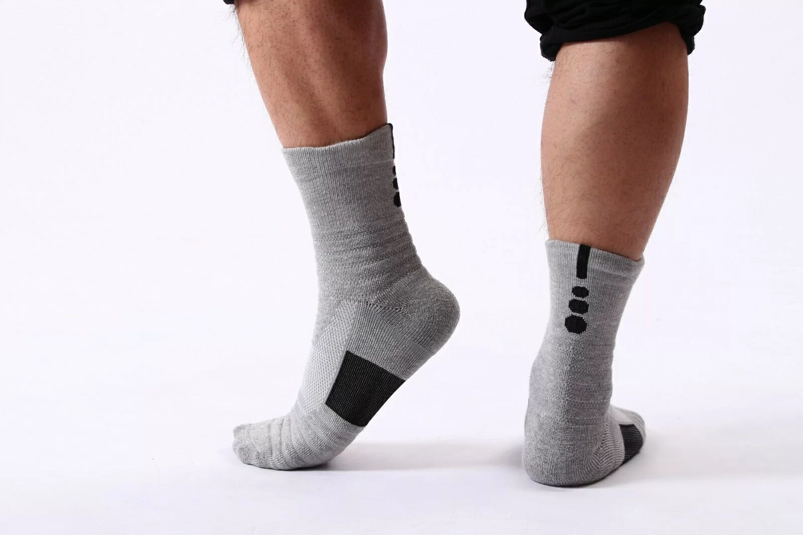 Спортивные носки эффективно поддерживают стопу во время занятий