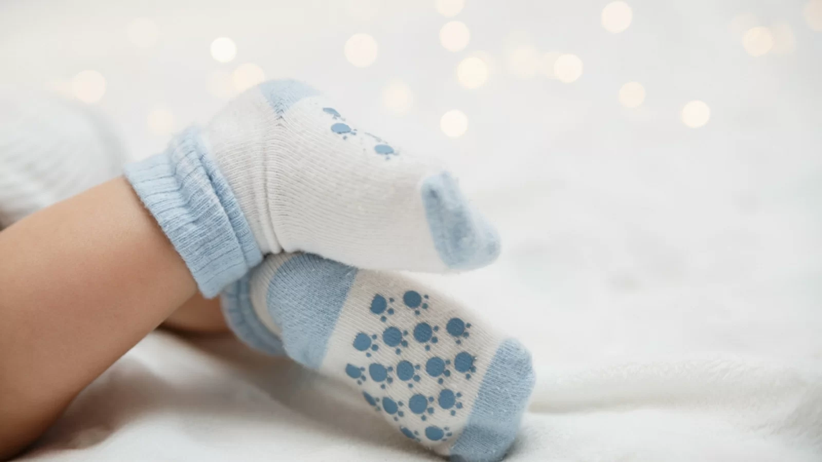 Детские носки должны надежно фиксироваться на ножке, но не сдавливать ее