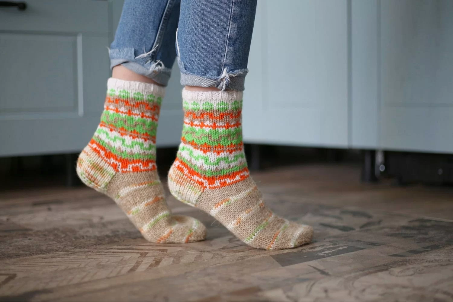 Узоры на зимних носках смотрятся уютно и красиво