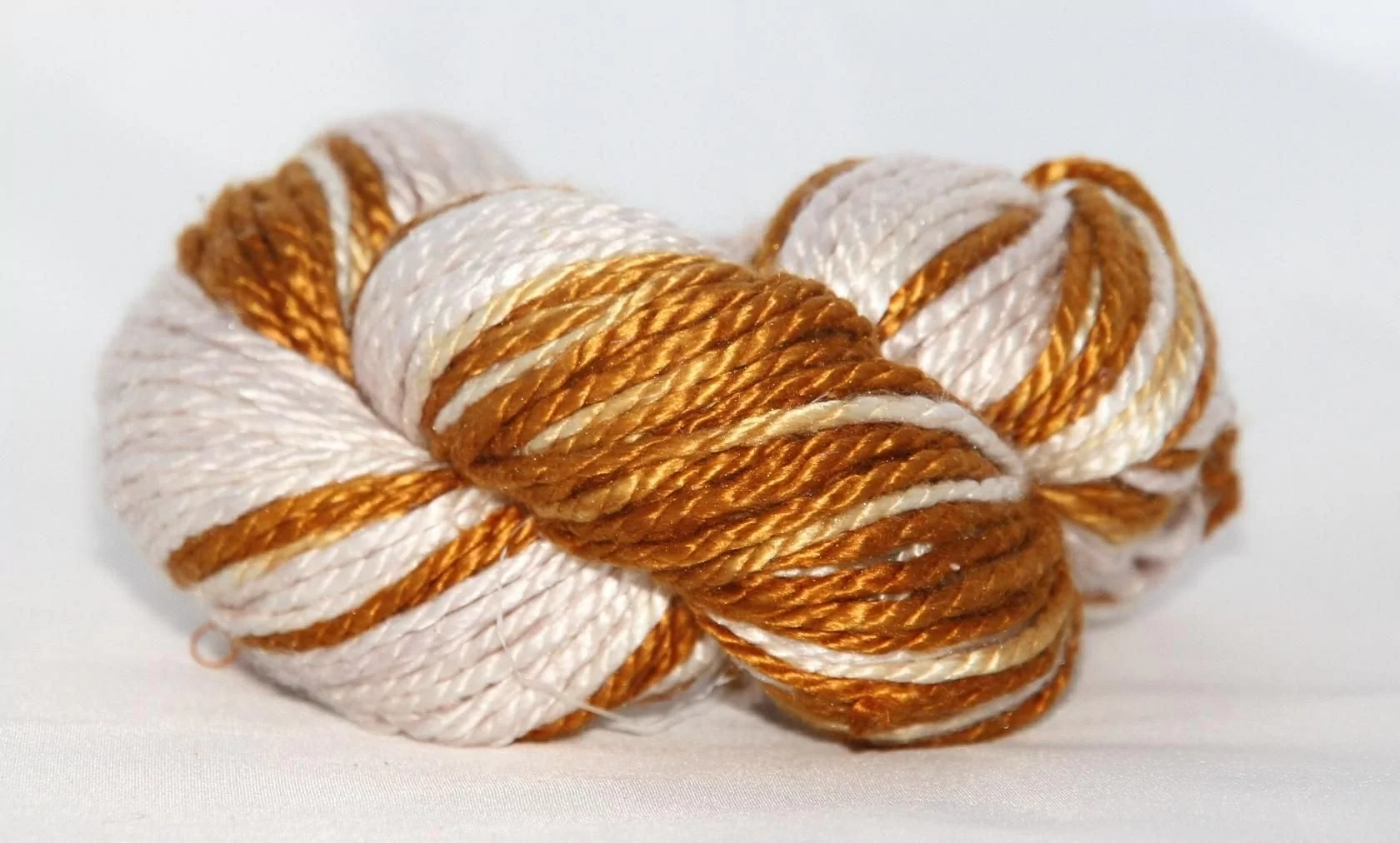 Из таких нитей изготавливают шелковые носки