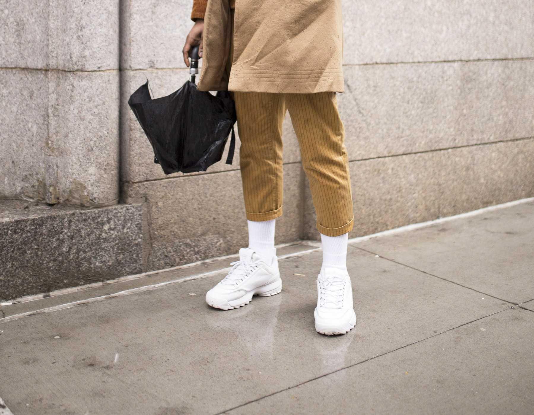 Белые носки очень стильно смотрятся в сочетании с кроссовками
