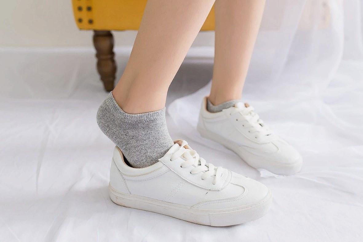 Короткие носки очень эффектно смотрятся с кроссовками и другой спортивной обувью