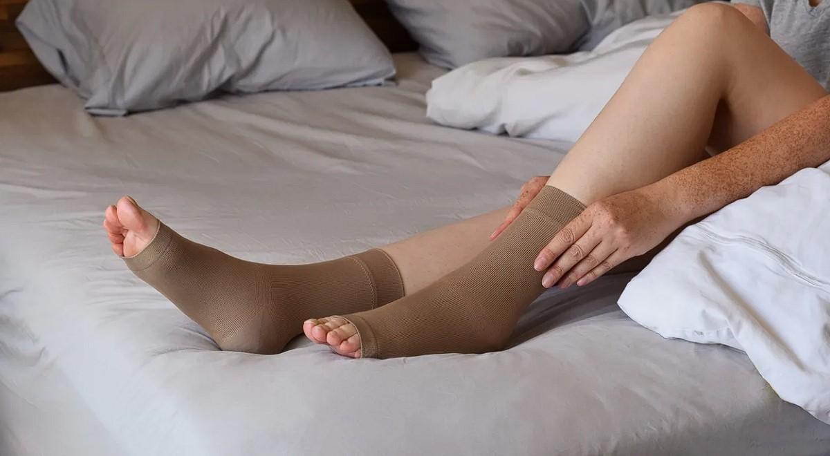 Надевать компрессионные носки лучше всего сразу после пробуждения