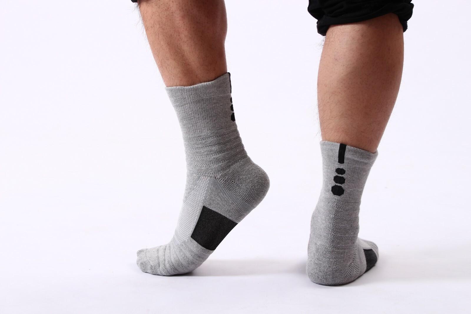 Спортивные носки эффективно поддерживают стопу во время занятий